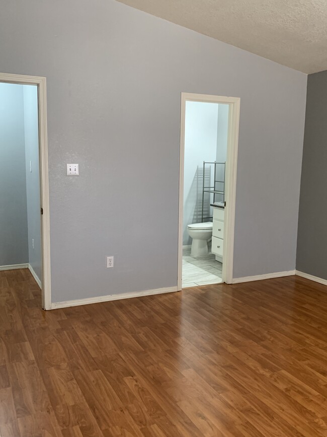 master bed with walk-in closet - 11623 Singing Arrow Rd SE
