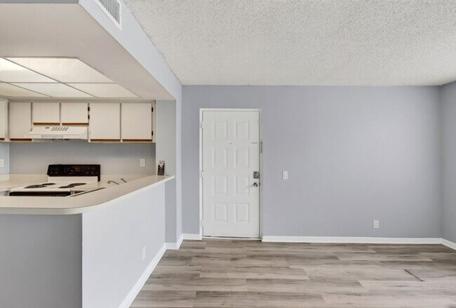 Foto del edificio - ONE BEDROOM ONE BATHROOM!! WATERFRONT COMMUNITY