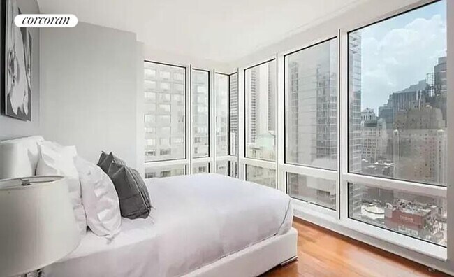 Foto del edificio - 306 W 48th St