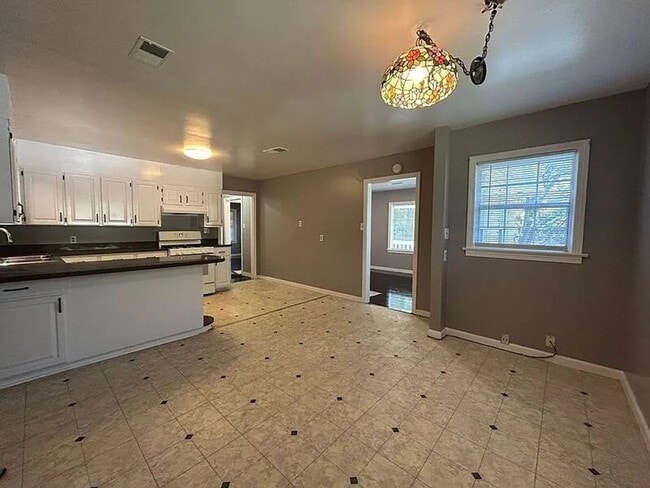 Building Photo - Beautiful 3 bedroom 2 bath home with views!