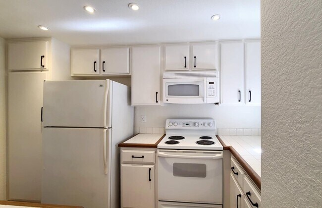 Building Photo - 520 N Brea Blvd