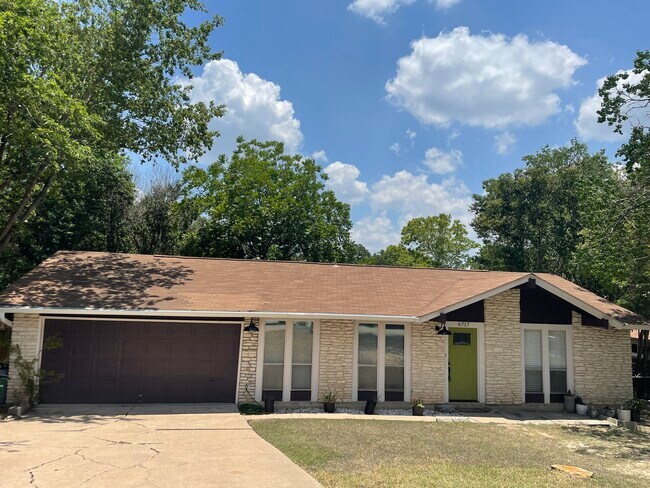 Modern Ranch style house with spacious garage - 6717 Tulsa Cove