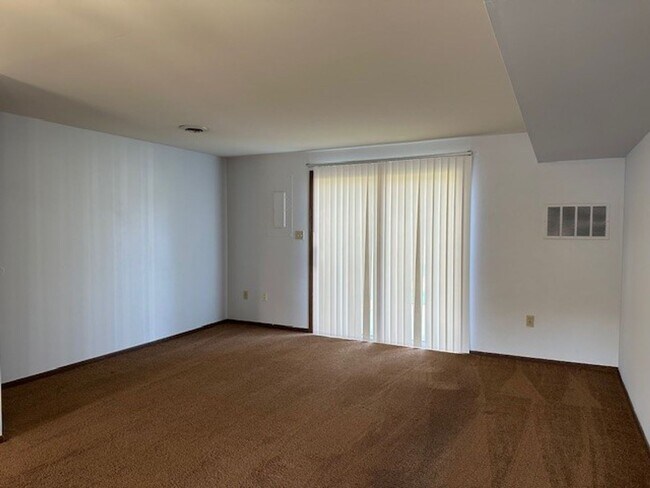 Building Photo - Welcome to this Charming 2-bedroom, 1.5-ba...