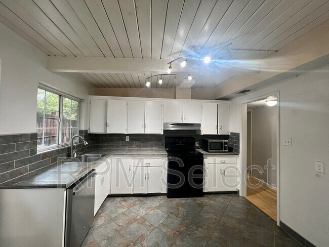 Building Photo - 2250 Juanita Ln
