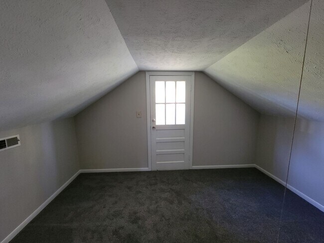 Building Photo - Cute 3 bedroom 1 bath home close to downtown!