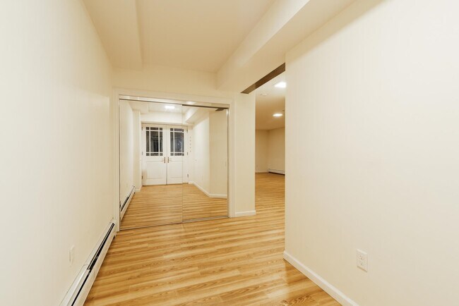 Building Photo - 287 York St