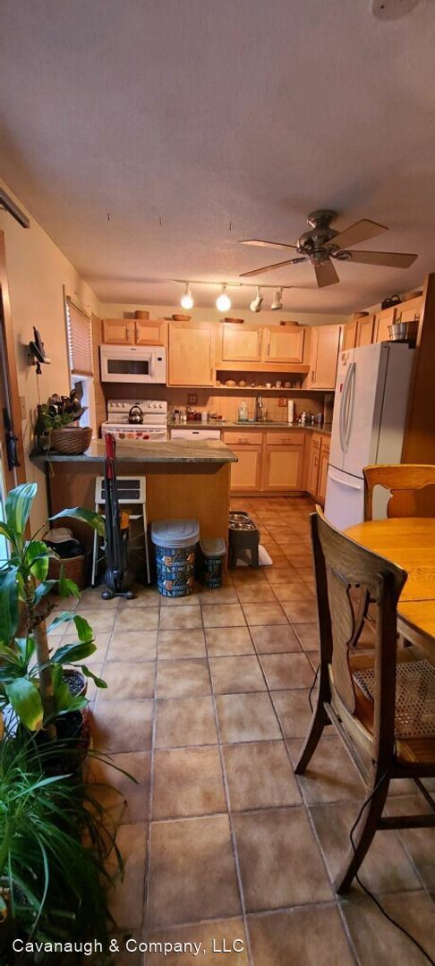 Foto del edificio - 3 br, 1.5 bath House - 890 Long Hill Road