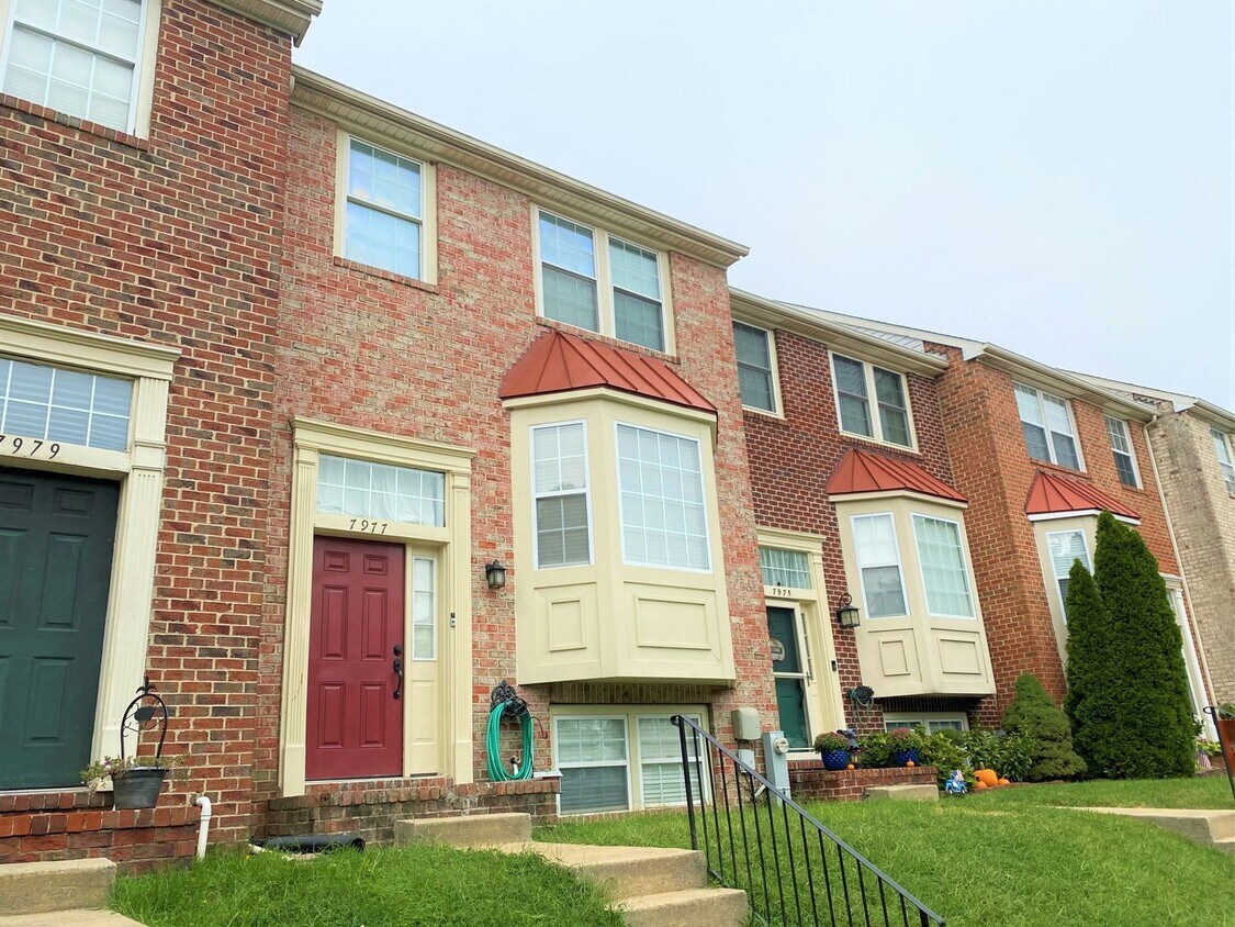 Foto principal - Stunning 4 BR /2.5 Townhome in Stoney Beach!