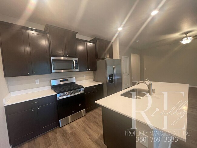 Foto del edificio - Spacious 4 Bedroom In Prime Location!