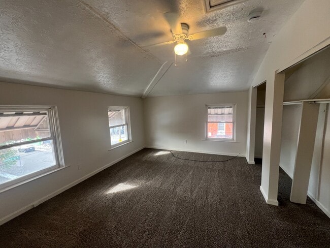 Foto del edificio - Spacious 3-Bed Apartment - Off-Street Parking, and Optional Garage