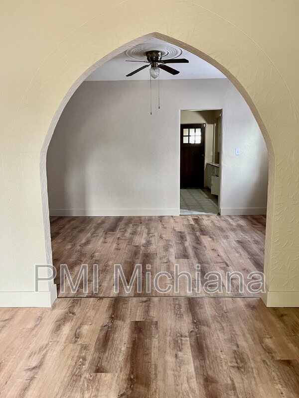 Foto del edificio - 338 N Olive St