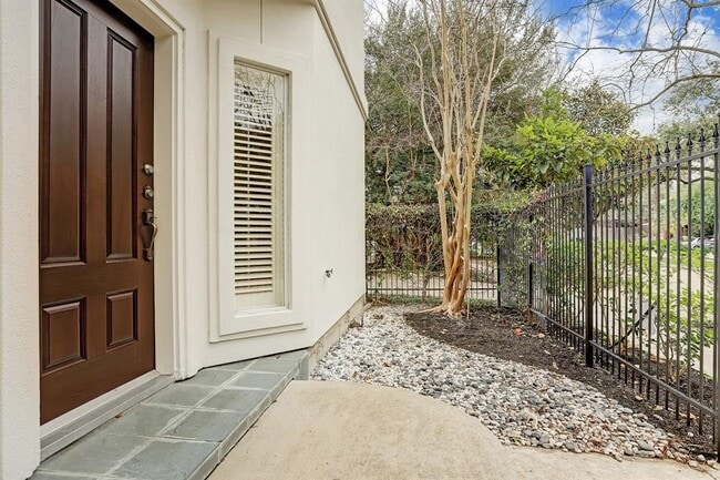 Building Photo - 1412 Castle Ct