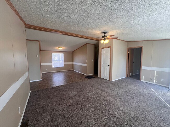 Foto del edificio - Spacious 5 Bedroom, 3 Bath Home with finished basement – Near Merdian and Pawnee – Available Now!