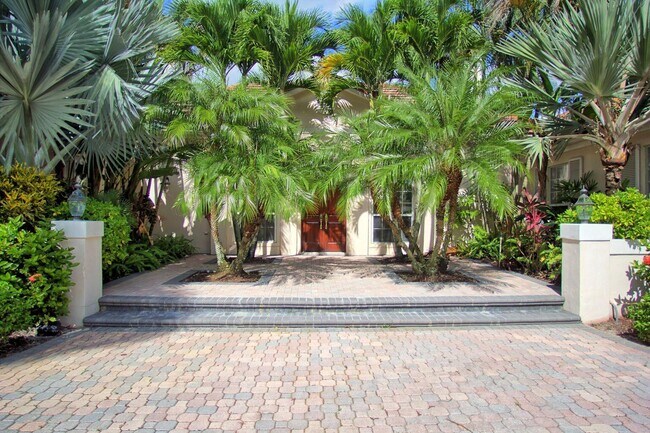 Building Photo - 15725 Estancia Ln