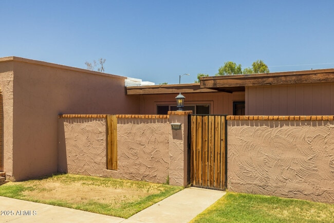 Building Photo - 6008 W Augusta Ave
