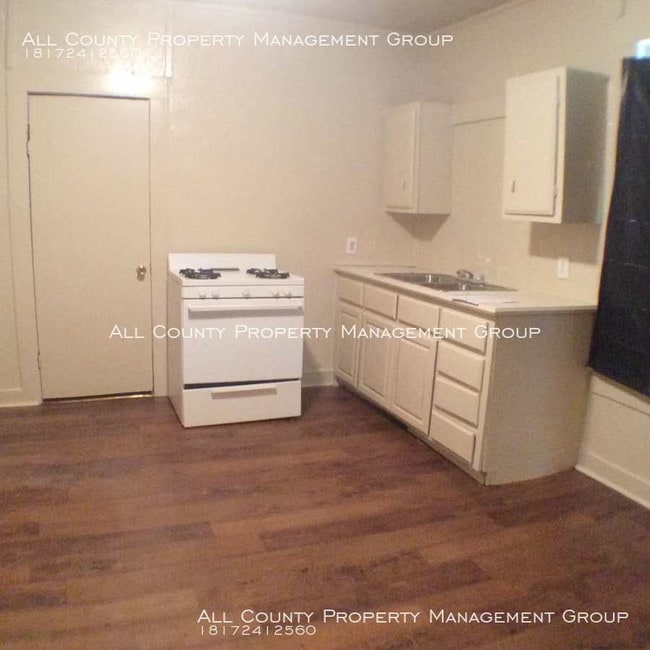 Building Photo - Efficiency Apartment Move-In-Ready!