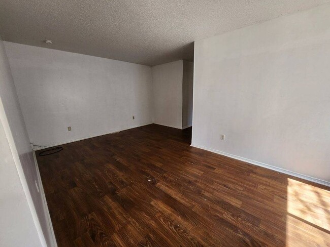 Building Photo - Great 2 bedroom 1 bath Duplex with attached garage