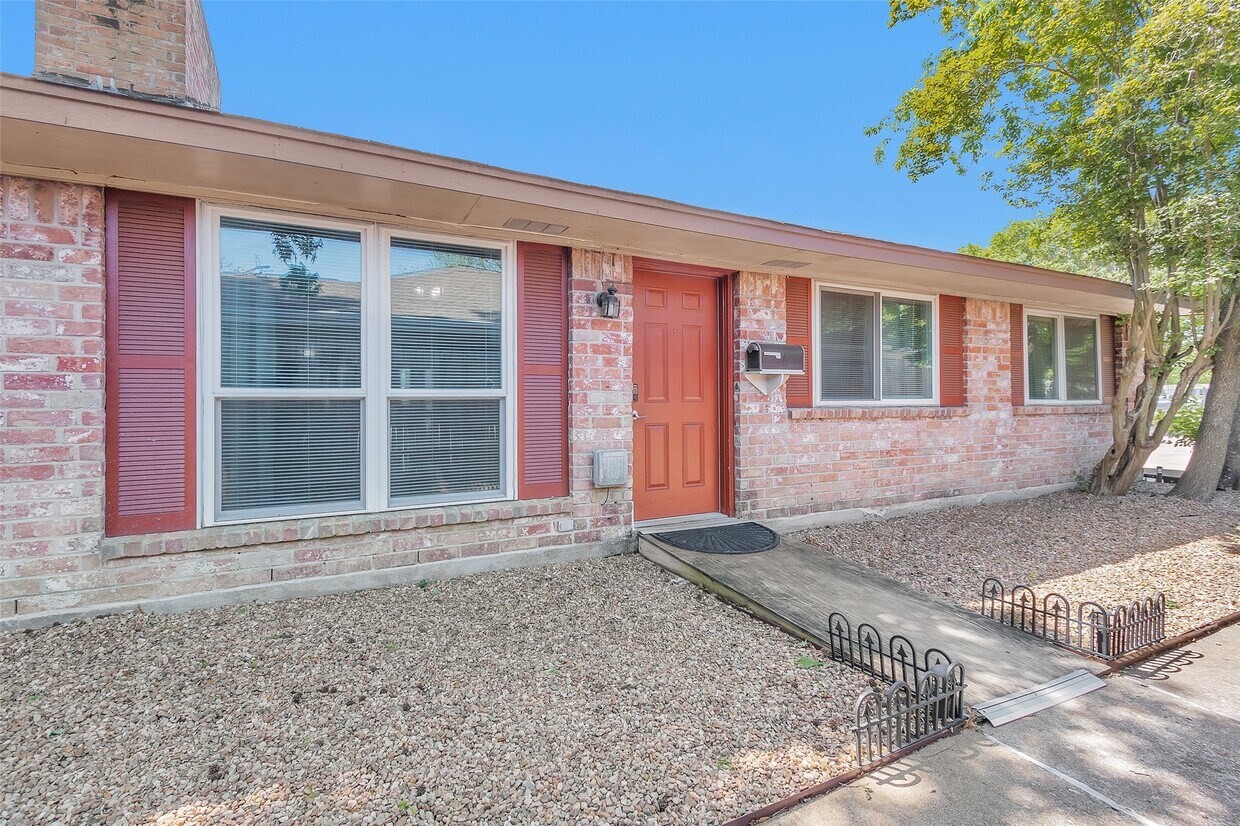 Foto principal - 4006 Blalock Rd