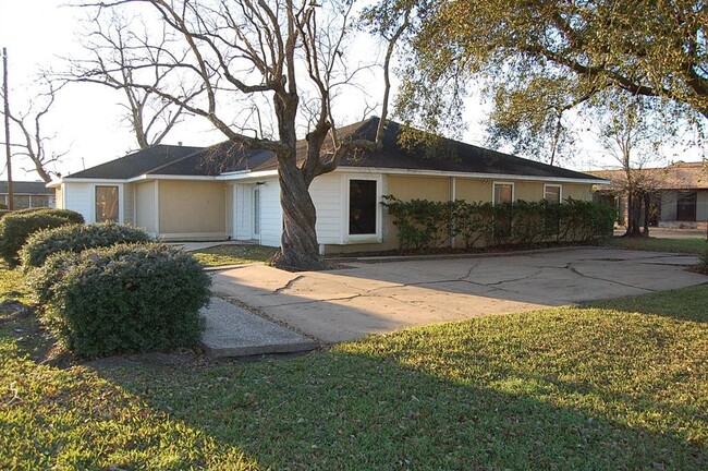 Building Photo - 825 Fairmont Pkwy