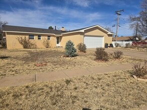 Building Photo - 1004 W Yucca Ave