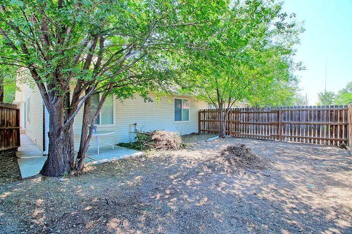Foto del edificio - Spacious 3-Bed, 2-Bath Townhome with 2-Car...