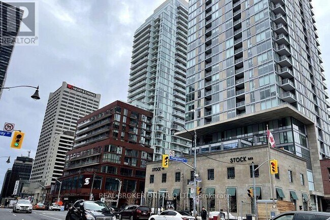 Photo du bâtiment - 2-2 Broadway Ave