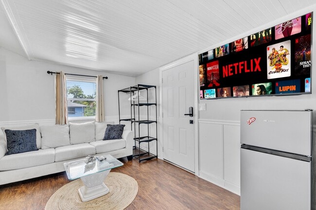 Foto del edificio - 8136 Albatross Rd