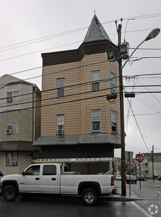 Foto del edificio - 82 Hamilton Ave