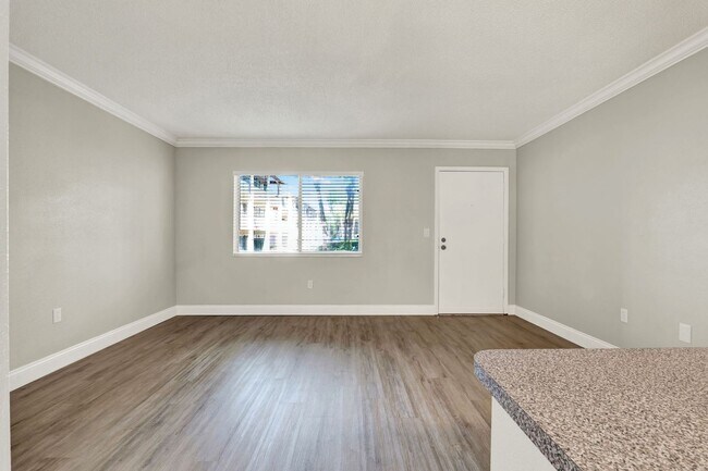Foto del edificio - Newly Renovated ~ Ground Floor Condo in th...