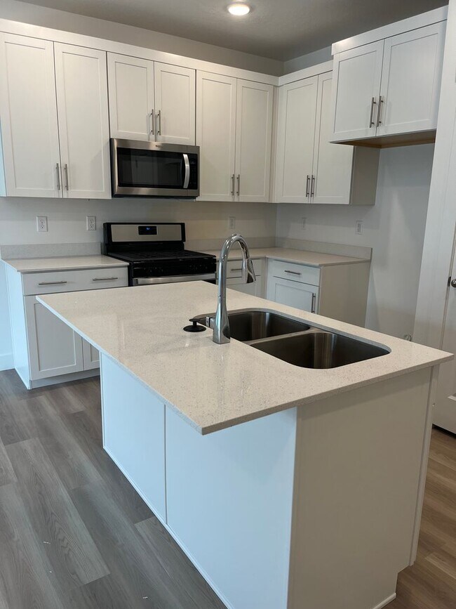 Foto del edificio - Beautiful like new 3 bedroom 2.5 bathroom townhome in Spanish Fork!