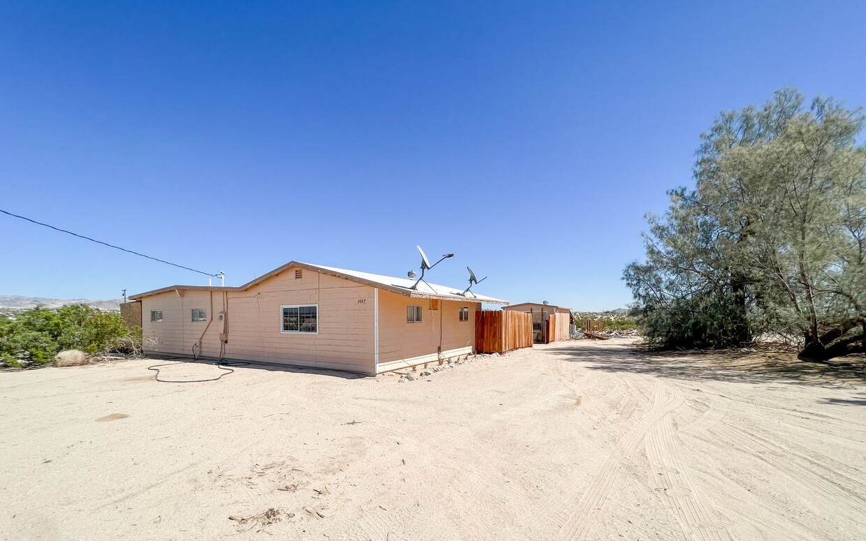 Foto principal - Cute 3 bedroom 2 bath in Desert Heights