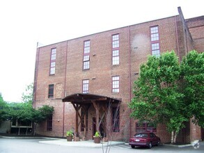 Building Photo - 815 Porter St