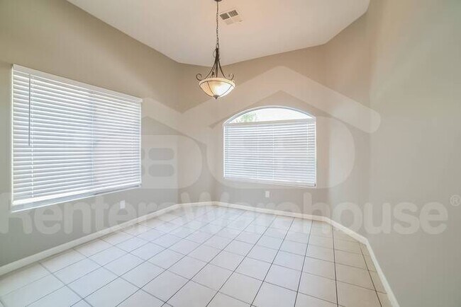 Building Photo - 4 Bedroom 2 Bath Glendale Home