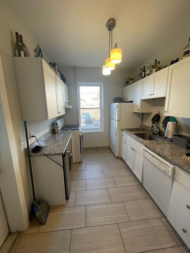 Building Photo - Excellent 5 BedRoom Availible