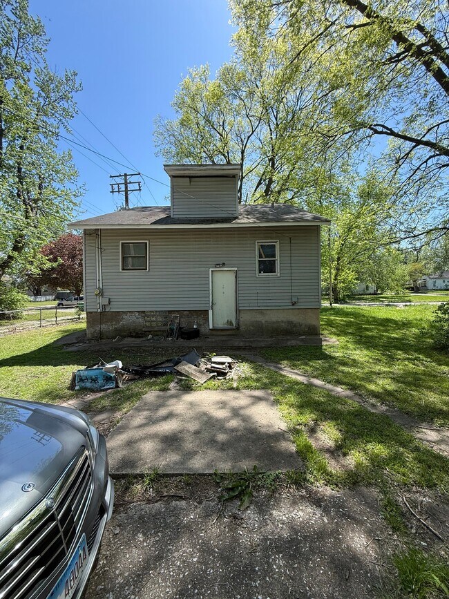 Building Photo - 462 W Leafland Ave