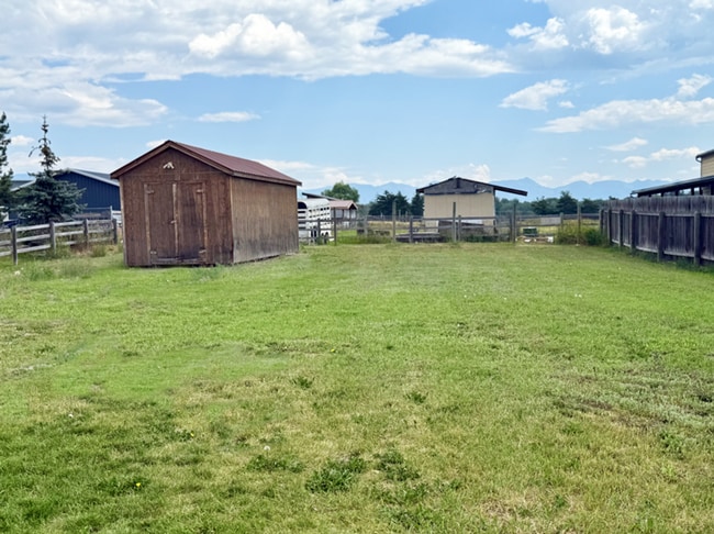 Building Photo - 3 Bed 2 Bath Mobile Home on Half Acre in South Kalispell