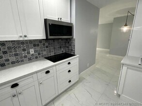 Building Photo - 649 W Oakland Park Blvd