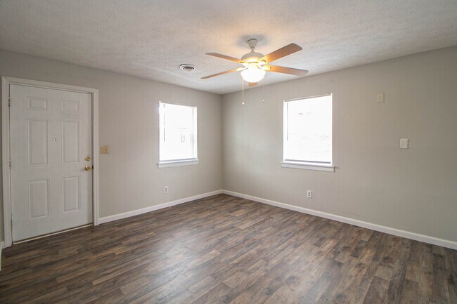 Foto del edificio - 13-413 Thompsonville Ln