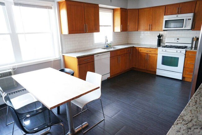 Foto del edificio - 2734 W Farragut Ave