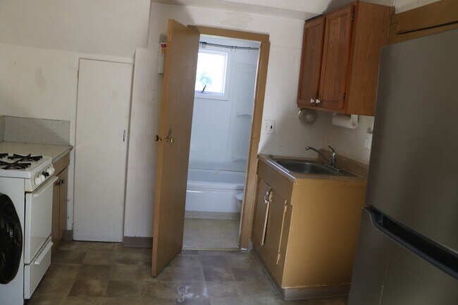 Foto del edificio - 122 Meredith Ave