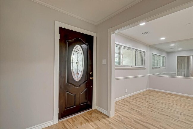 Building Photo - 9766 Westview Dr