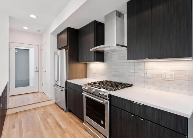Building Photo - Modern 2 bed, 2.5 bath w/ rooftop!