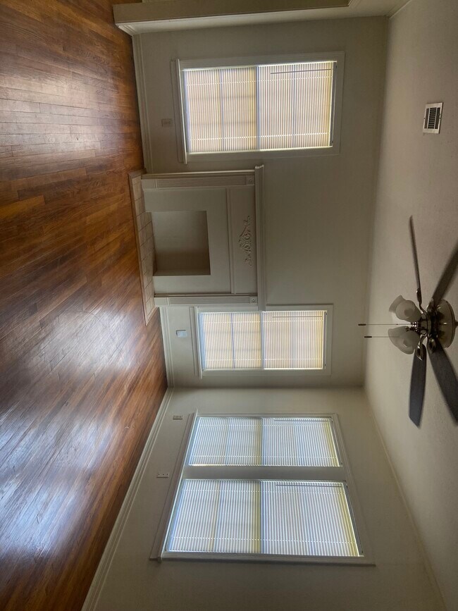 Foto del edificio - 153 E Elmwood St