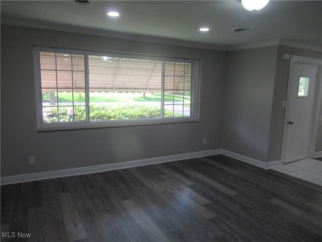 Building Photo - 6453 Poplar Dr
