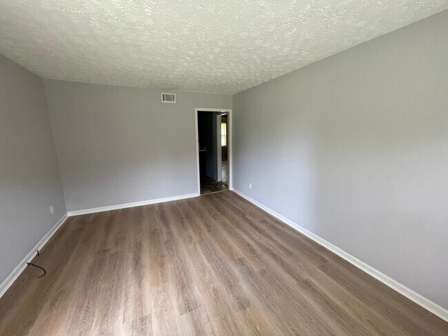 Living room - 112 Rolling Acres Dr