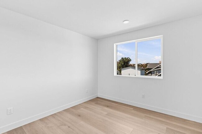 Building Photo - 1259 Lincoln Ave