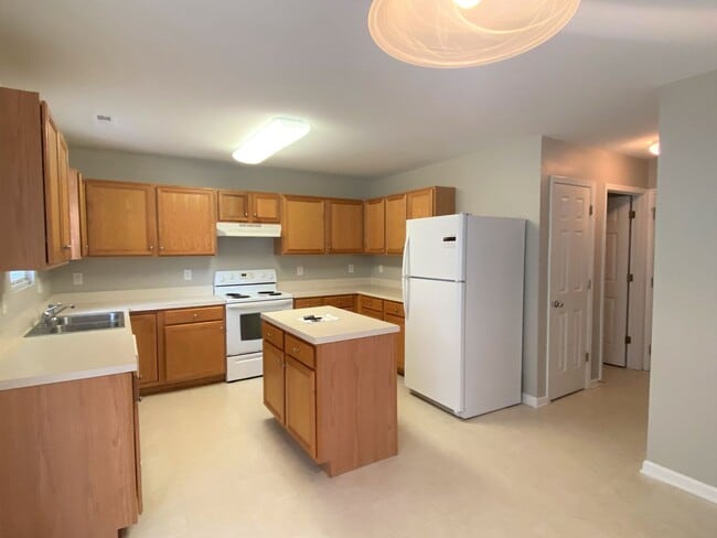 Building Photo - ~~~ Charming 4 Bedroom Home ~~~
