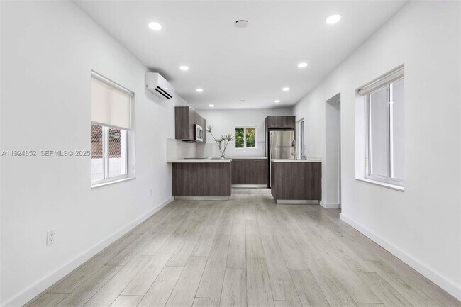 Foto del edificio - 623 NE 61st St