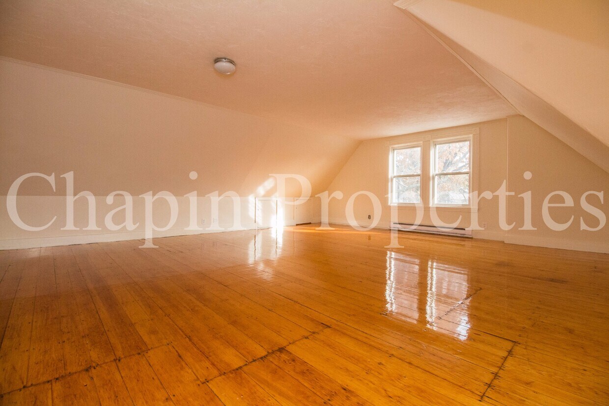 Primary Photo - 184 Aspinwall Ave