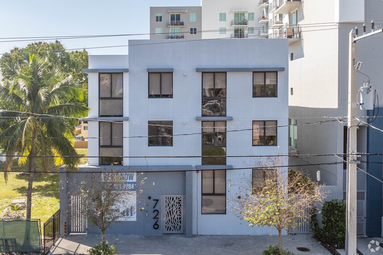 Vista adicional del edificio - 726 NW 3rd St